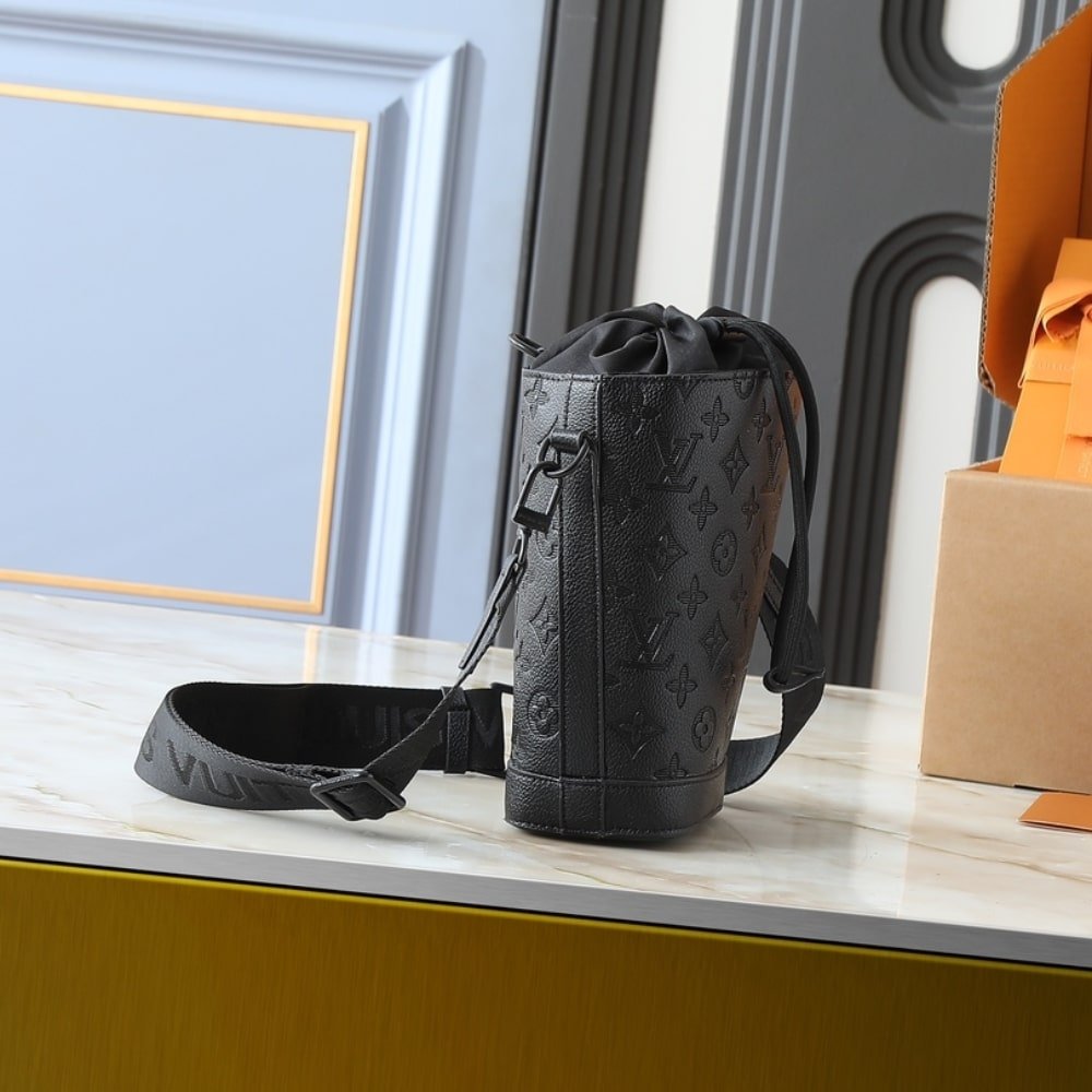 L0vis Vvtt0n Noe Crossbody Bag Black 21Cm M82248