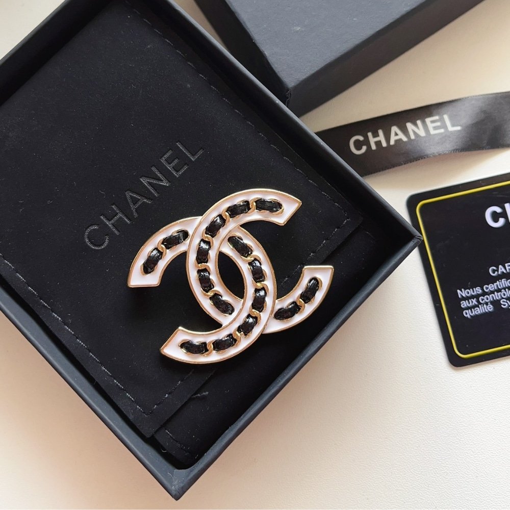 Ch**el Cc Brooch White With Black Interwoven Chain Pattern