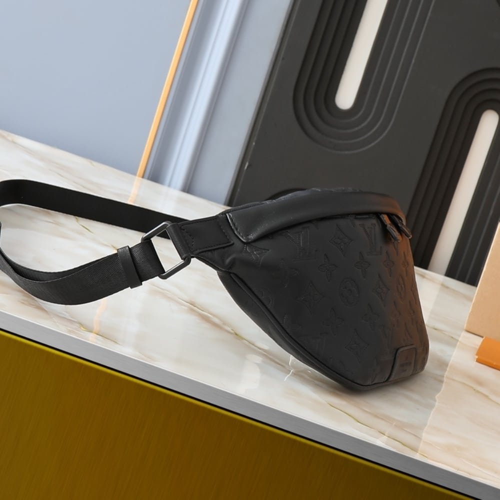 L0vis Vvtt0n Discovery Bumbag PM Monogram Shadow Black 47Cm M46036