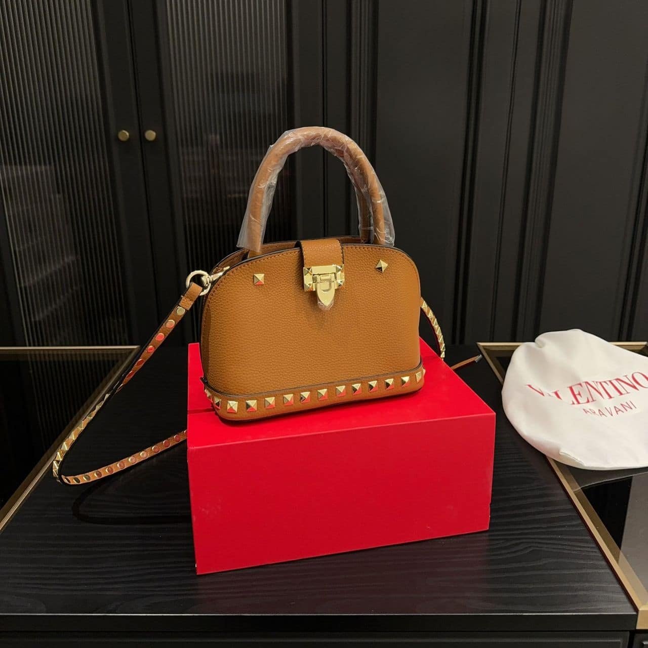 Va1e*ntin0 Garavani Rockstud Handbag In Grainy Brown 21Cm
