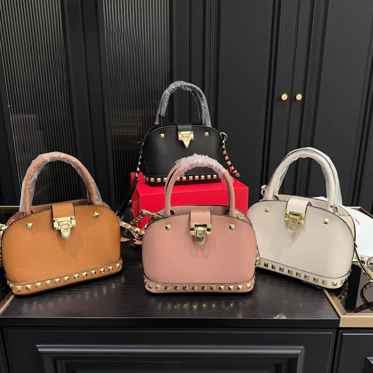 Va1e*ntin0 Garavani Rockstud Handbag In Grainy White 21Cm