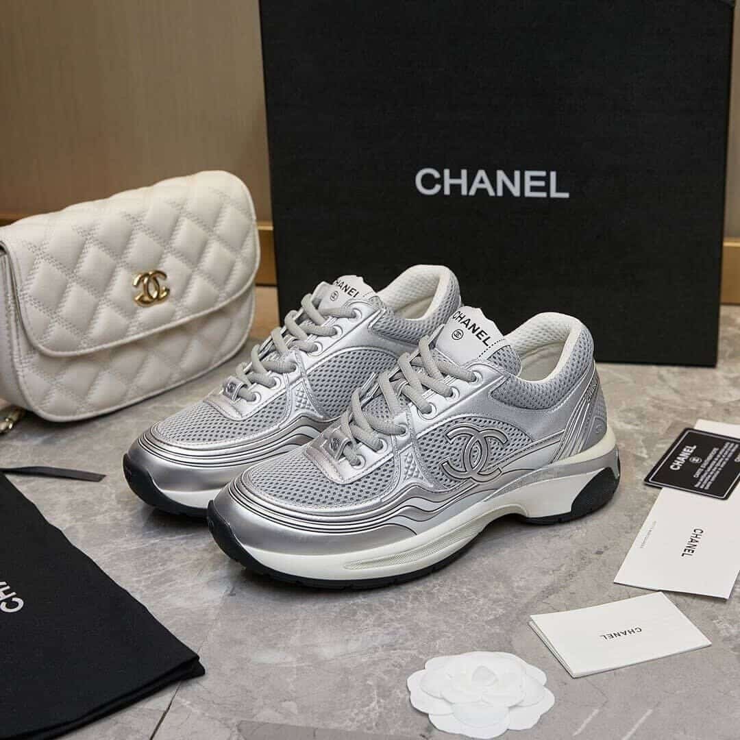 Ch**el 23C Silver Metallic Cc Logo Lace Up Flat Runner Trainer Sneaker Gray