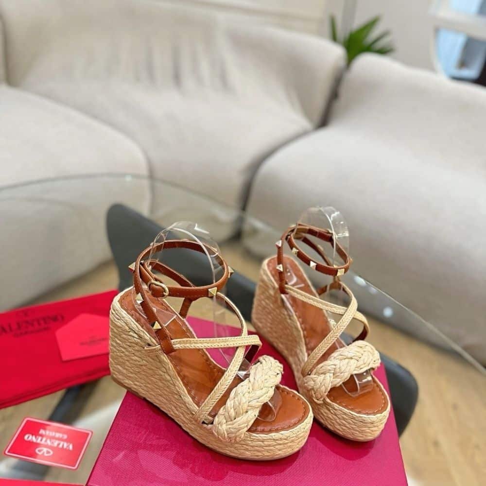 Va1e*ntin0 Garavani Woven Raffia Wedge Espadrilles Beige