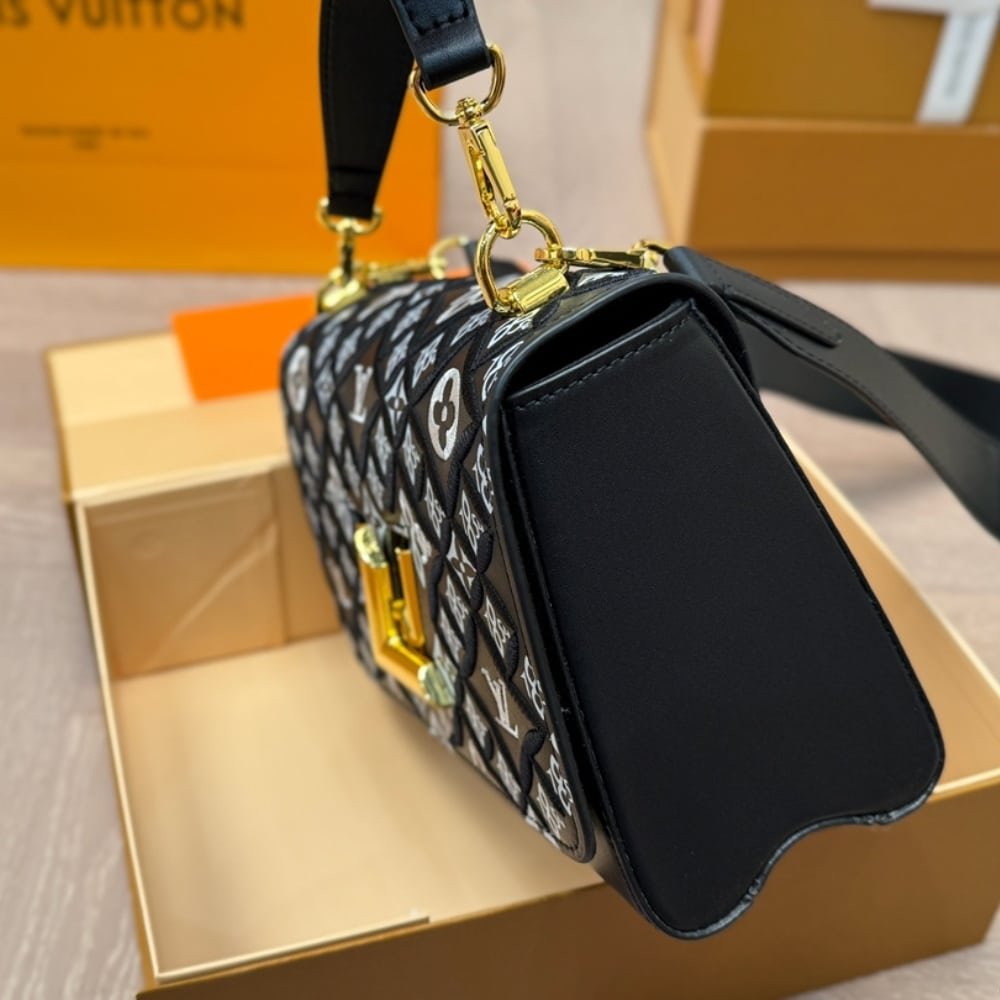 L0vis Vvtt0n Twist MM Monogram Jacquard Black 23Cm