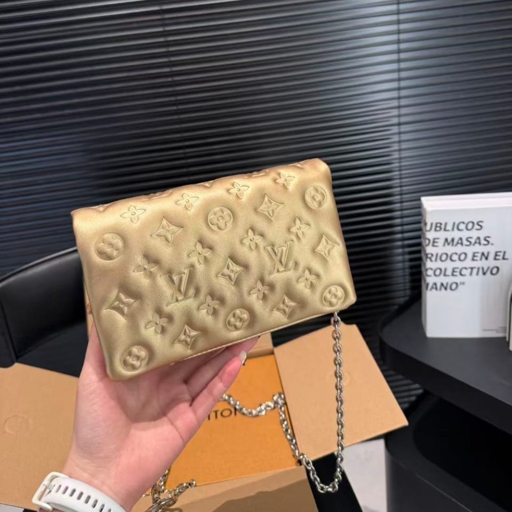L0vis Vvtt0n Pochette Coussin Monogram Gold 20Cm M80999