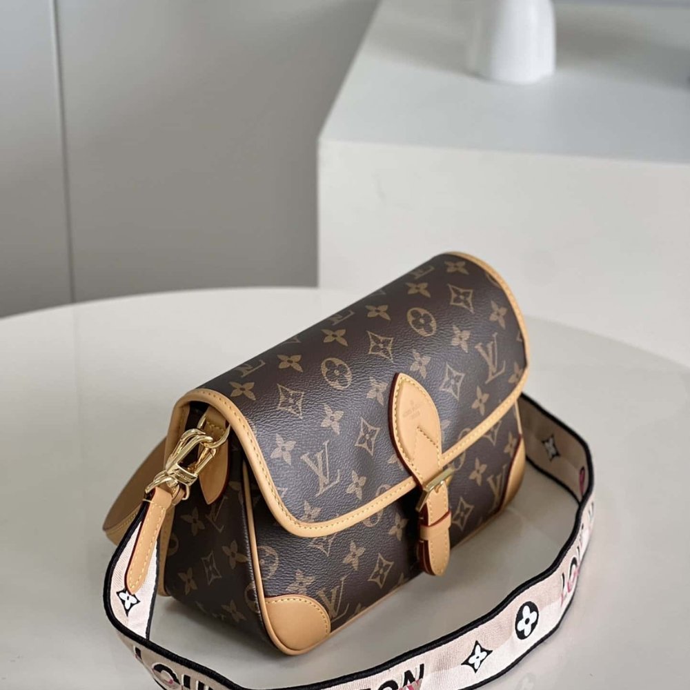 L0vis Vvtt0n Diane Monogram Canvas Black 24Cm M45985