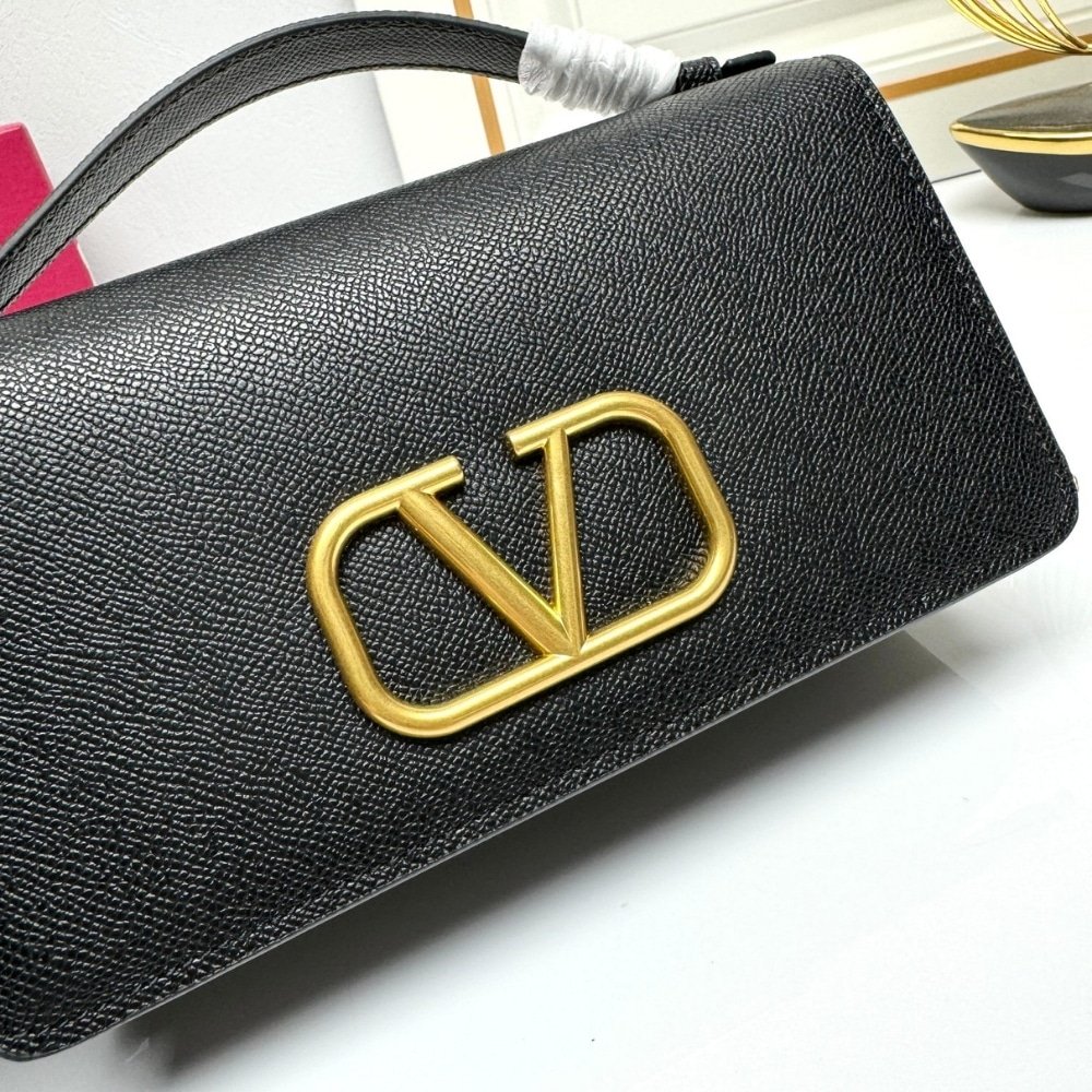 Va1e*ntin0 Garavani Vlogo Signature Grainy Wallet With Chain Black 22Cm