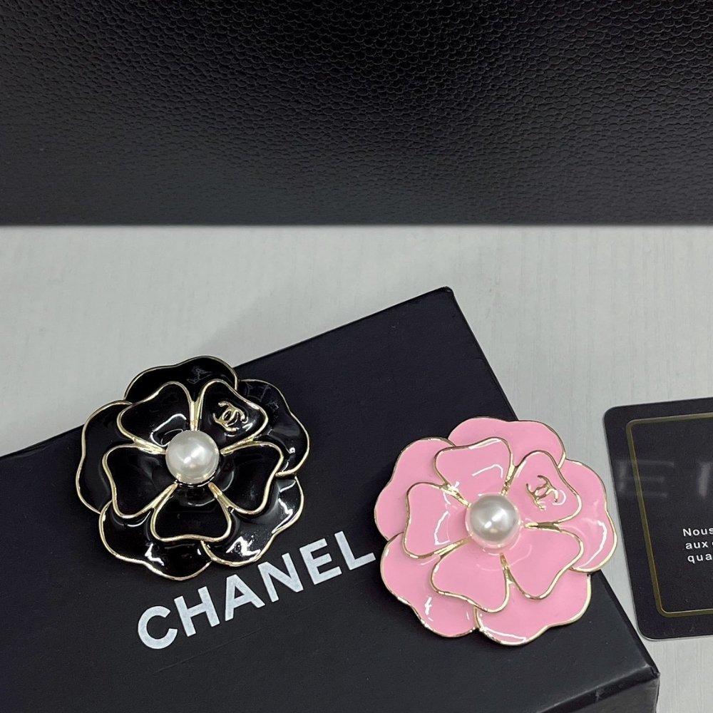 Ch**el Brooch Metal And Resin Gold With Pink Pearly White