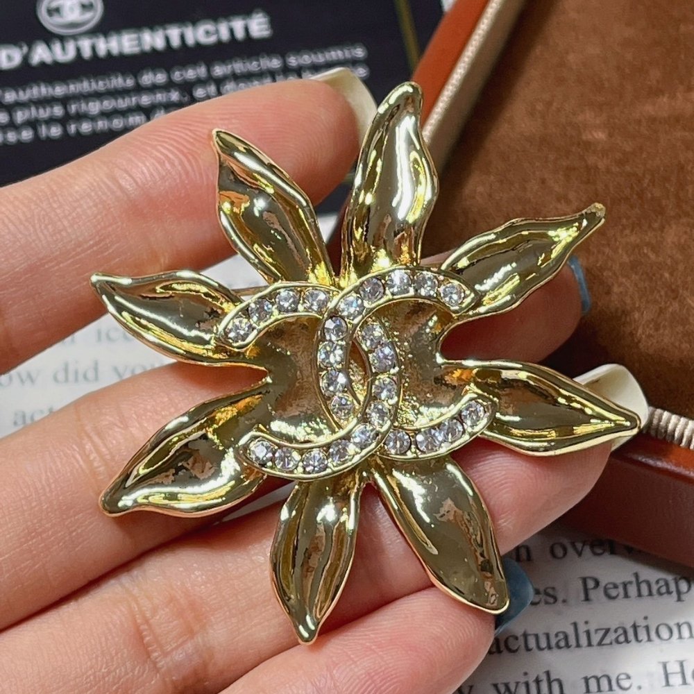 Ch**el Brooch Metal Gold And Crystal