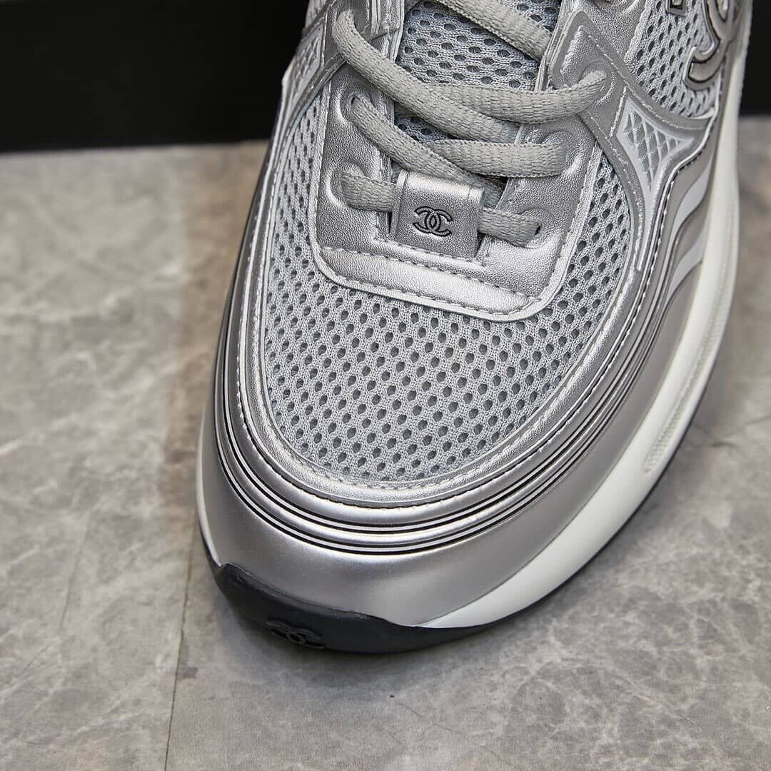 Ch**el 23C Silver Metallic Cc Logo Lace Up Flat Runner Trainer Sneaker Gray