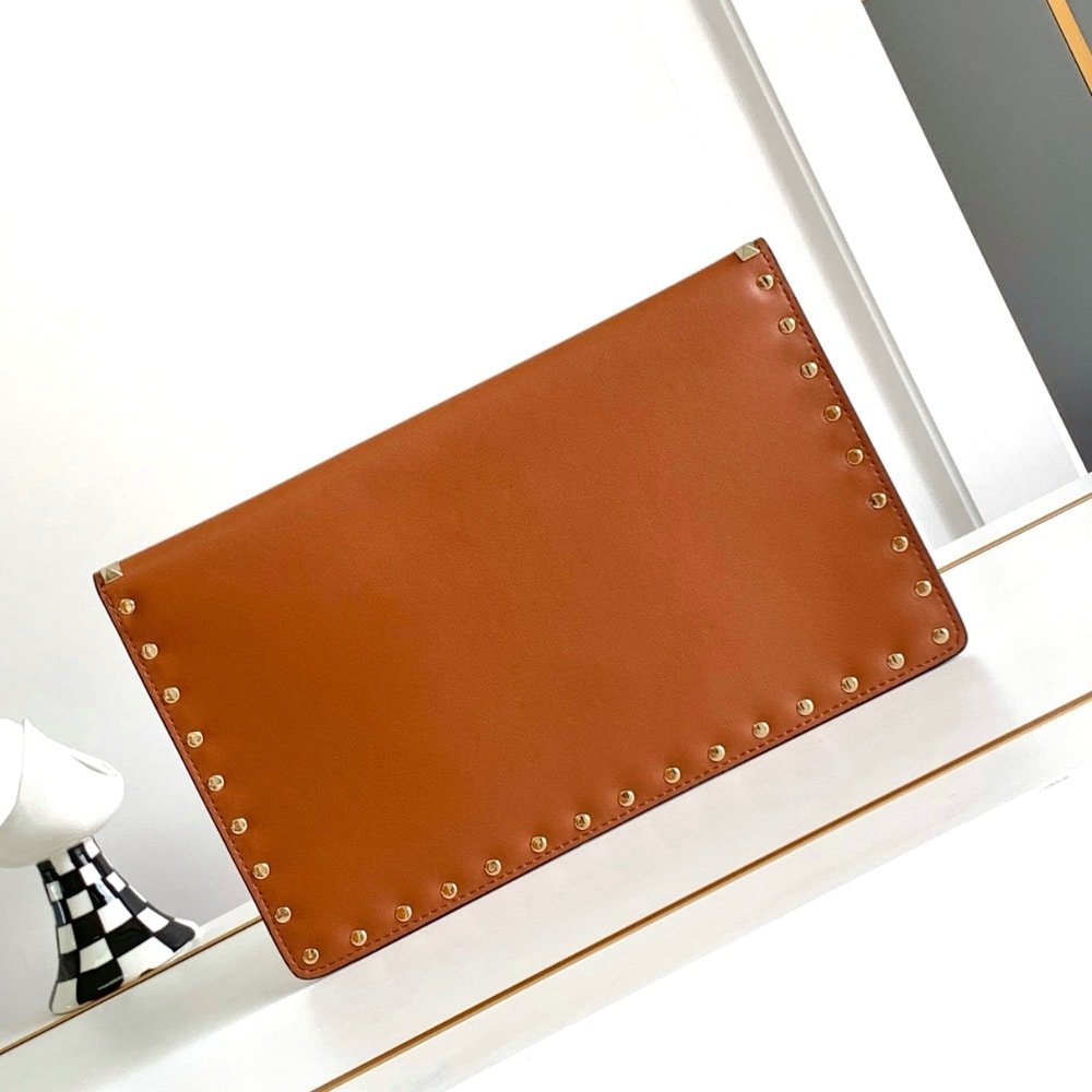 Va1e*ntin0 Garavani Rockstud Raffia Clutch Bag In Brown 28Cm