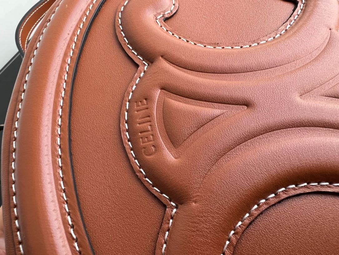 Ce1i*e Crossbody Oval Purse Cuir Triomphe In Smooth Calfskin Tan 10I703Dpq04Lu