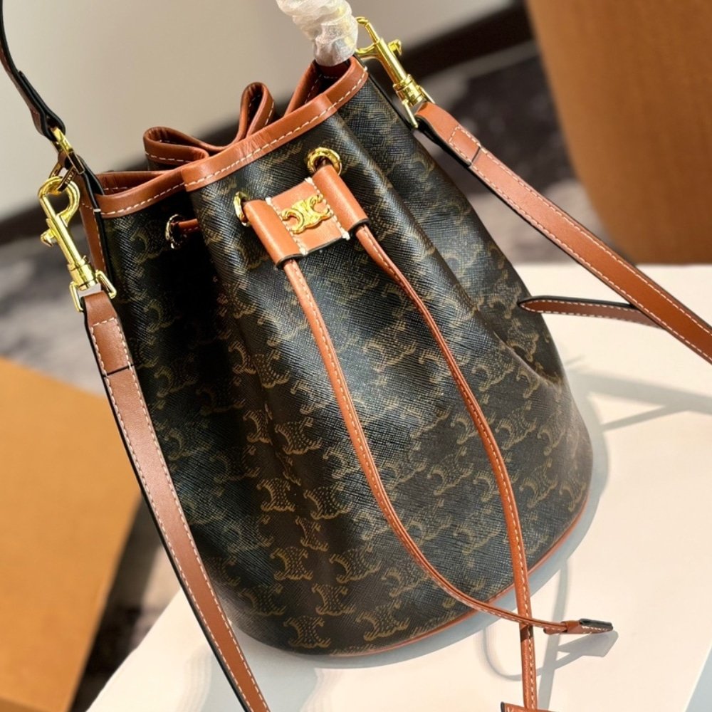 Ce1i*e Clara Triomphe Canvas Calfskin Brown 23Cm