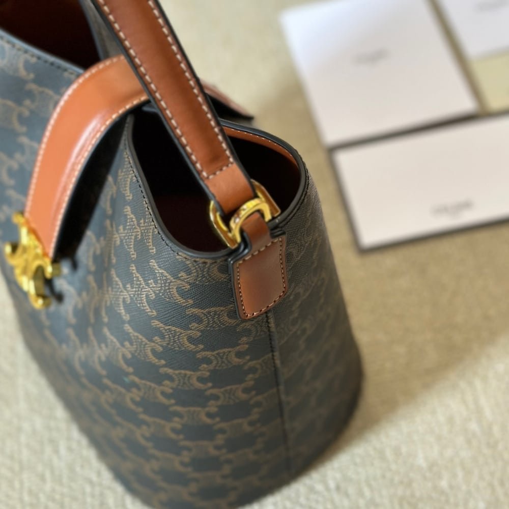 Ce1i*e Medium L0vise Bag In Smooth Triomphe Canvas Calfskin Tan 23Cm