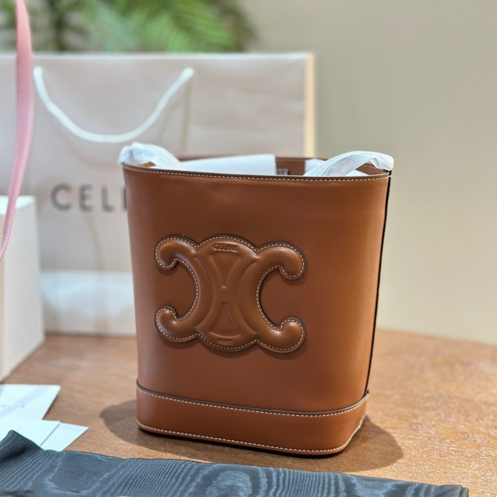 Ce1i*e Small Bucket Cuir Triomphe In Smooth Tan 17Cm 113783Du3 04Lu