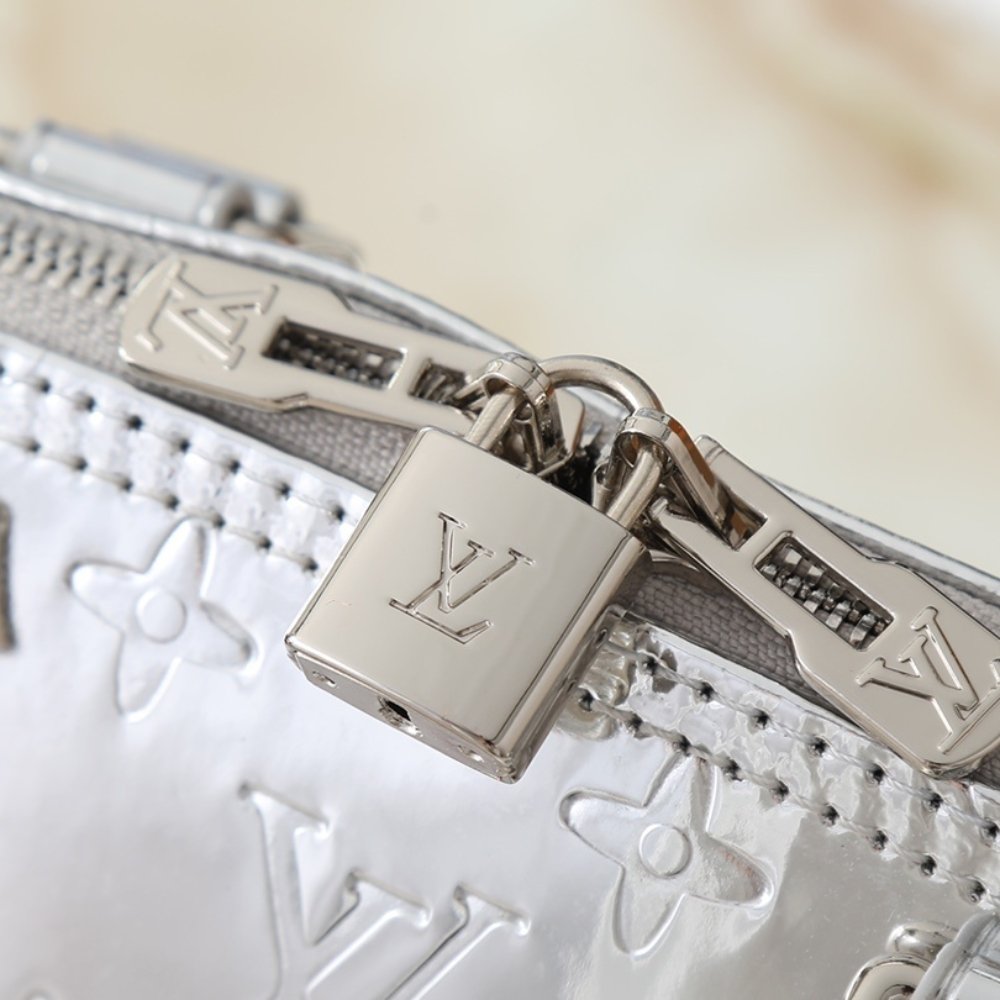 L0vis Vvtt0n Alma BB Bag Silver 23Cm M26335