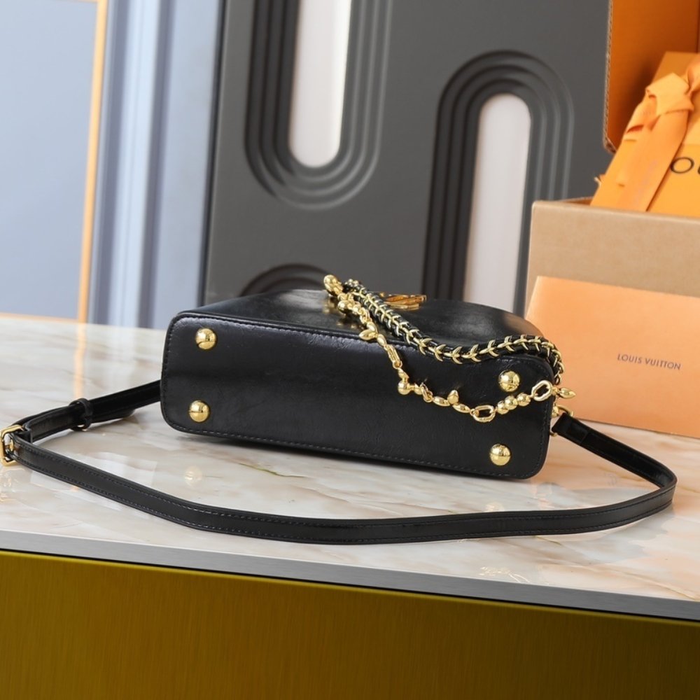 L0vis Vvtt0n Capucines East West BB Black 26Cm M25492