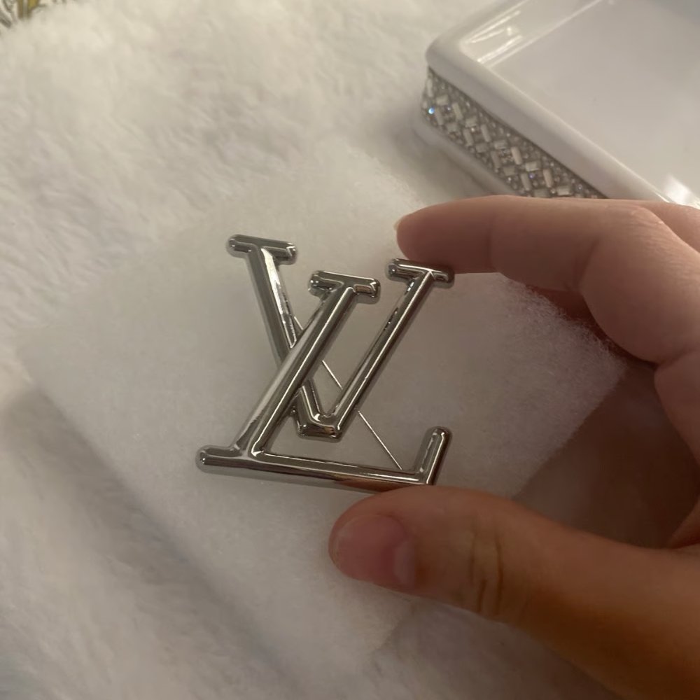 L0vis Vvtt0n LV Logo Brooch Silver