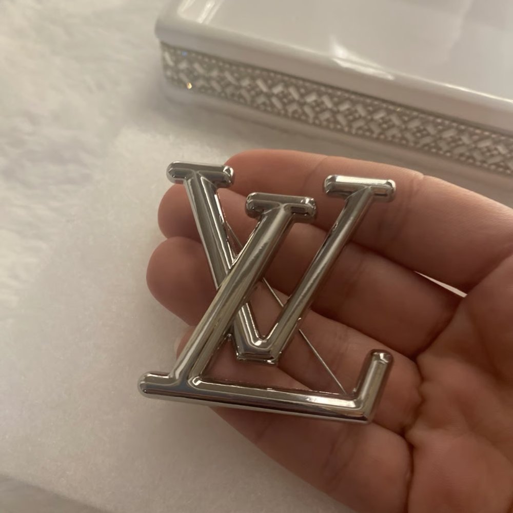 L0vis Vvtt0n LV Logo Brooch Silver