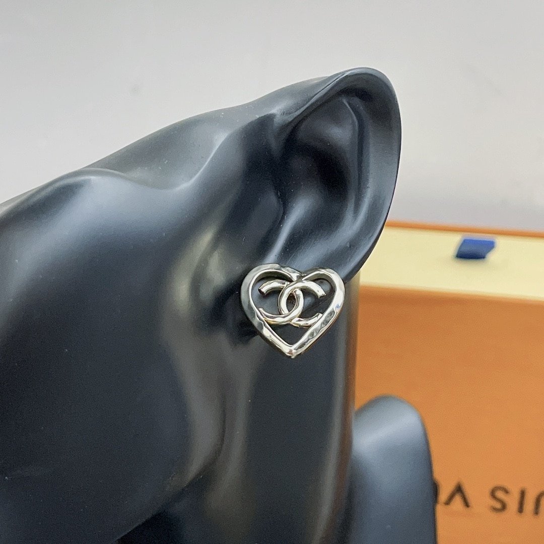 Ch**el Metal Cc Heart Coco In Love Earrings Gold