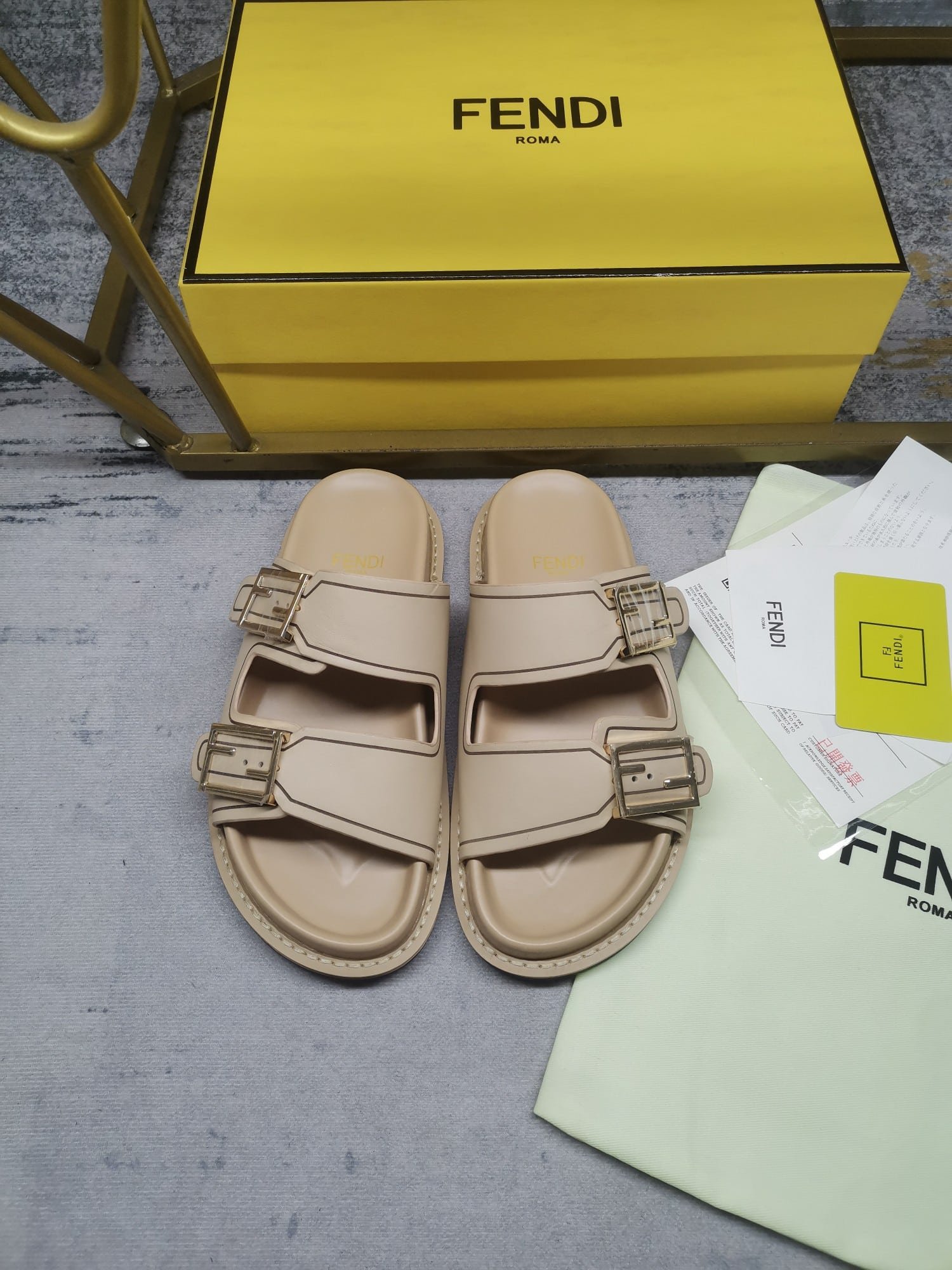 F**di Feel Leather Slides Beige 8X8326Na7F1Kcu