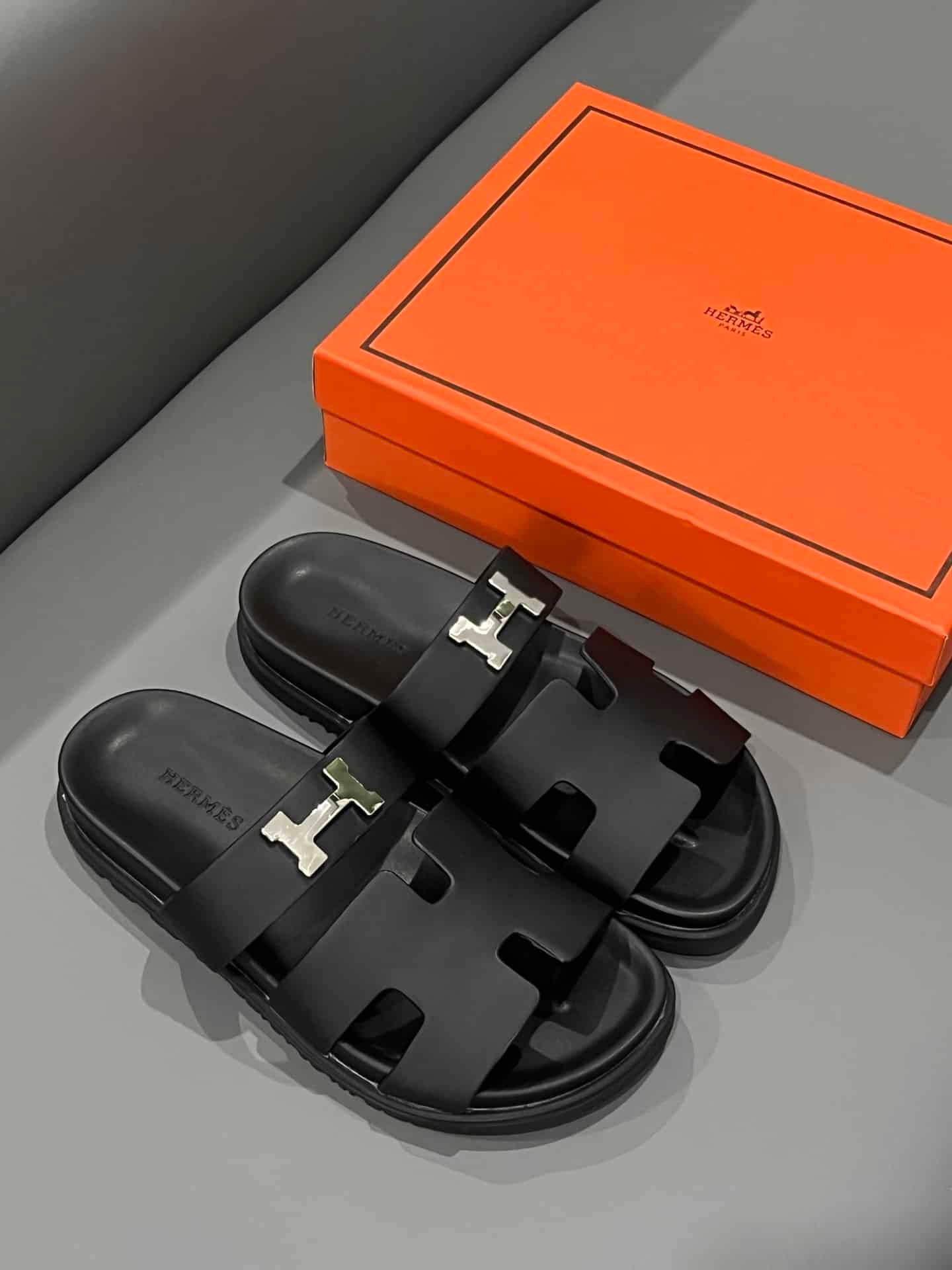 H**me5 Chypre Sandal H Logo Silver Hardware Black