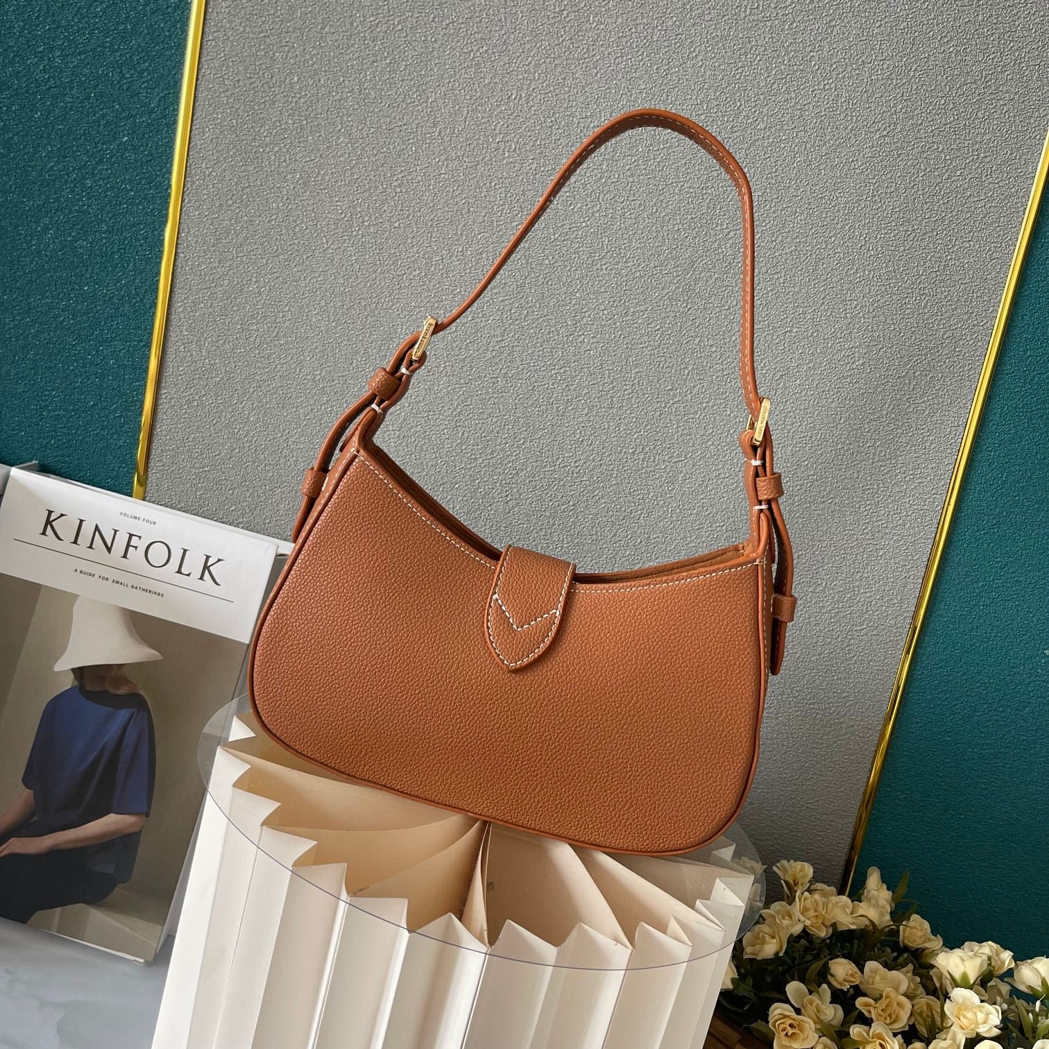 L0vis Vvtt0n Low Key Shoulder Bag Brown 25Cm M24885
