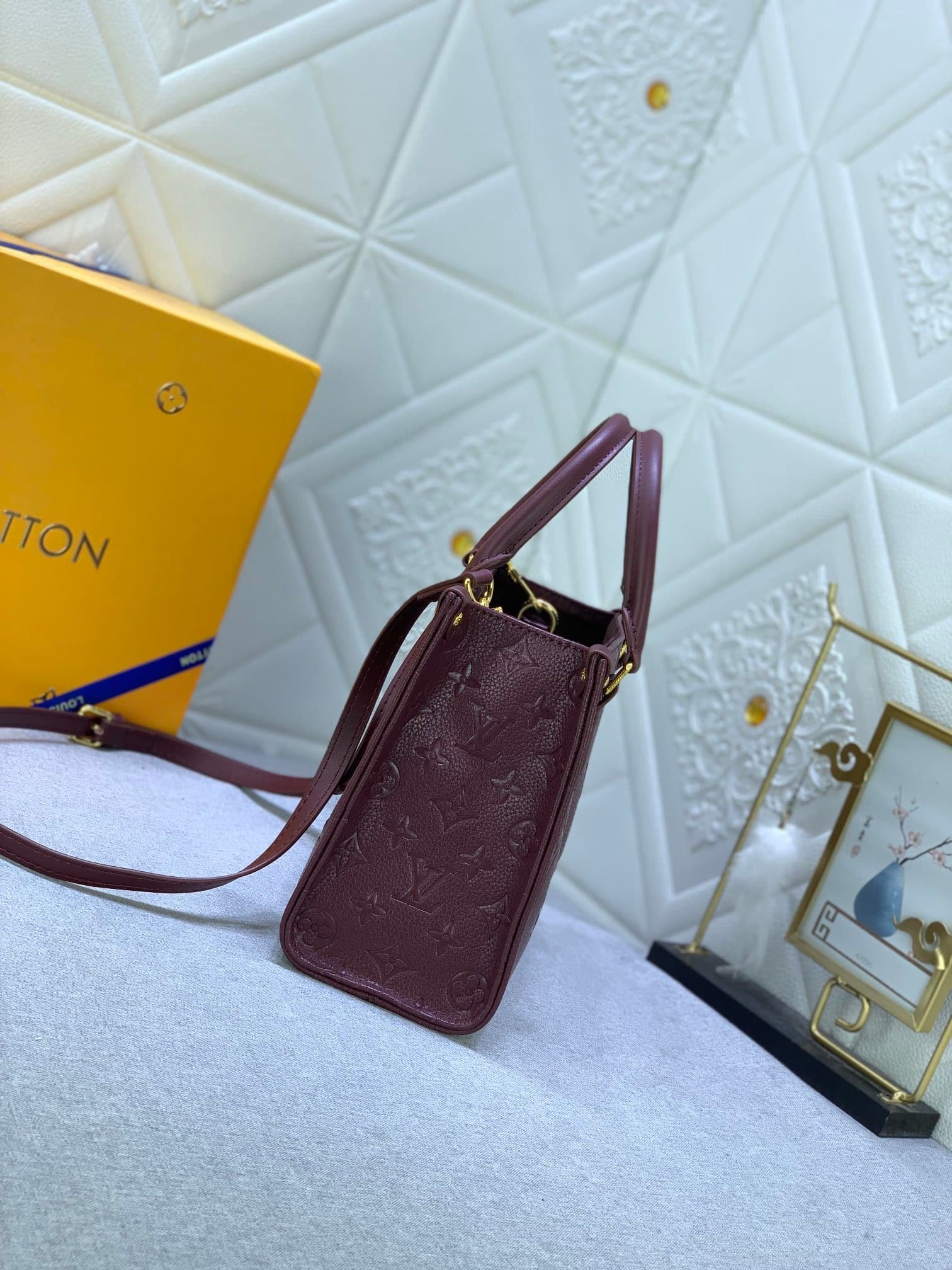 L0vis Vvtt0n Onthego Mm Monogram Empreinte Wine Red 25Cm M46601