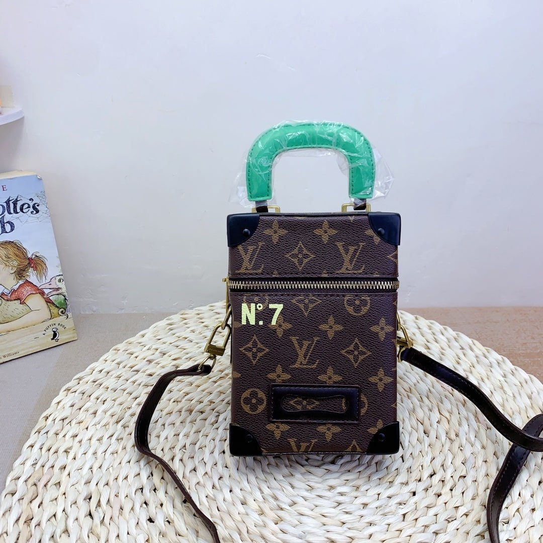 L0vis Vvtt0n Vertical Box Trunk Bag Monogram Brown 13Cm M59664