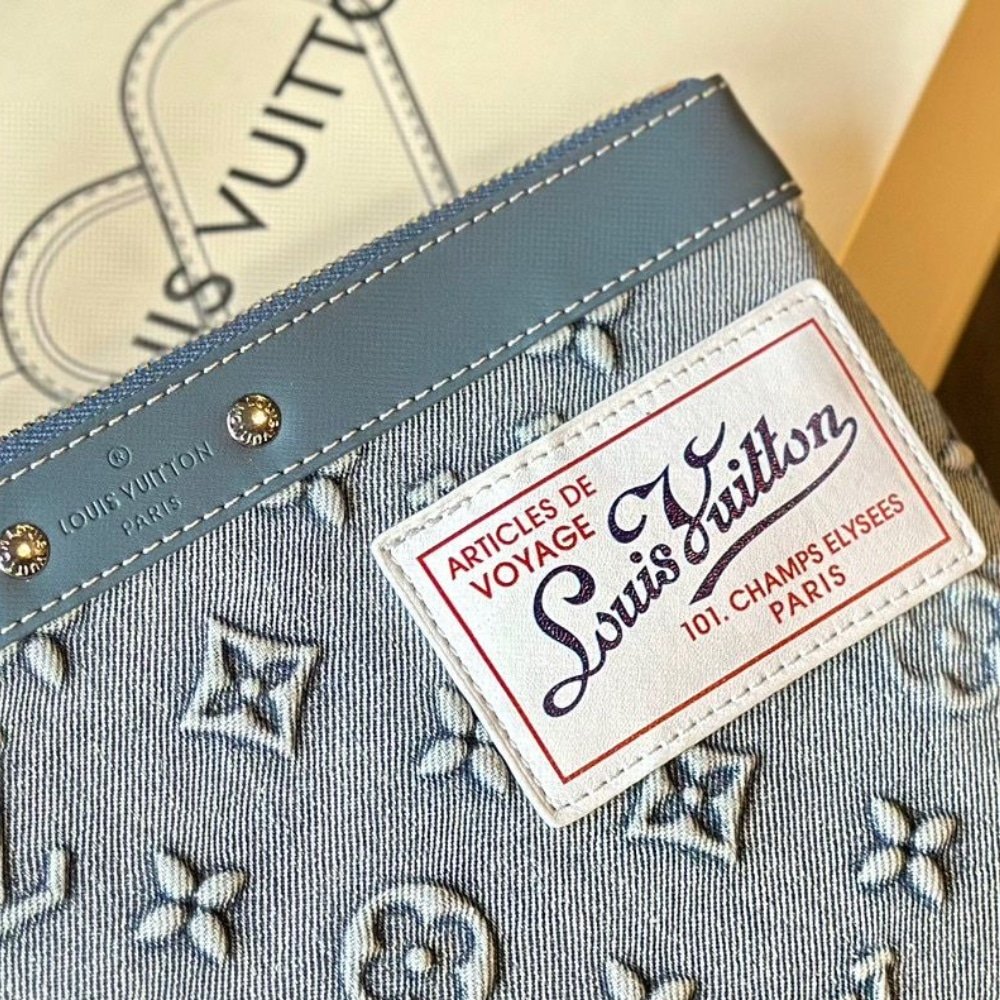 L0vis Vvtt0n Pochette To Go Monogram Washed Denim 27Cm M82313