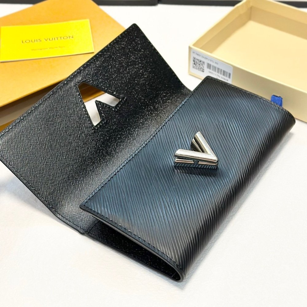L0vis Vvtt0n Twist Wallet Leather Black 19Cm M68309