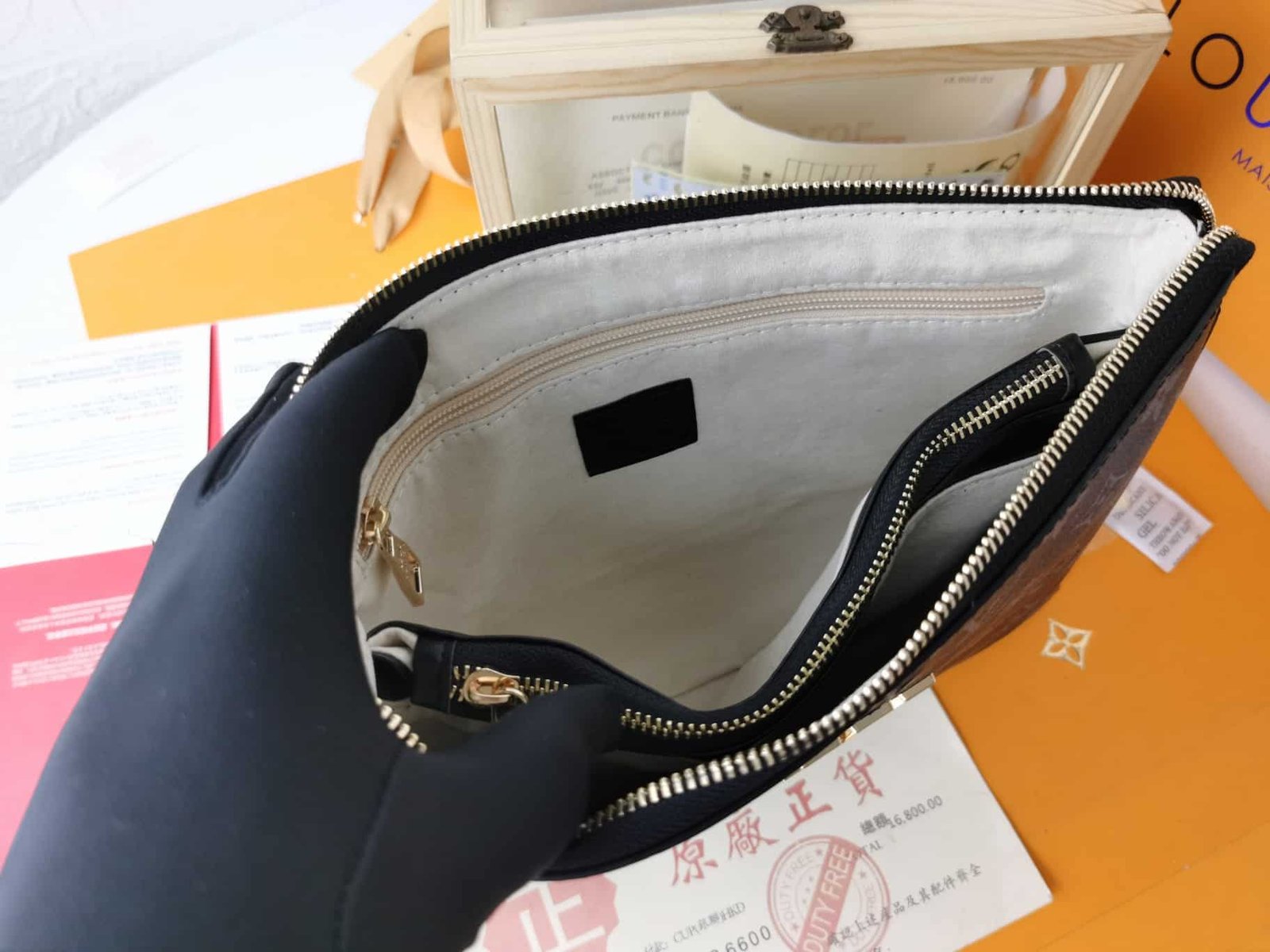 L0vis Vvtt0n Pochette Monogram Canvas Black 28Cm