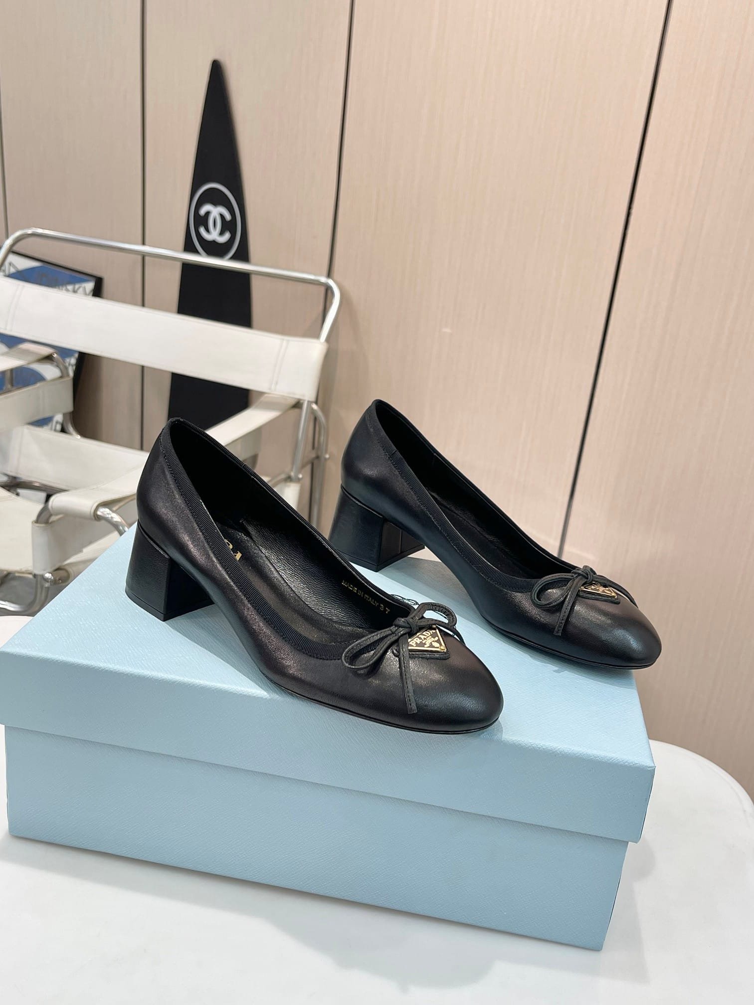 Pra*a Triangle Logo Bow Pump In Black