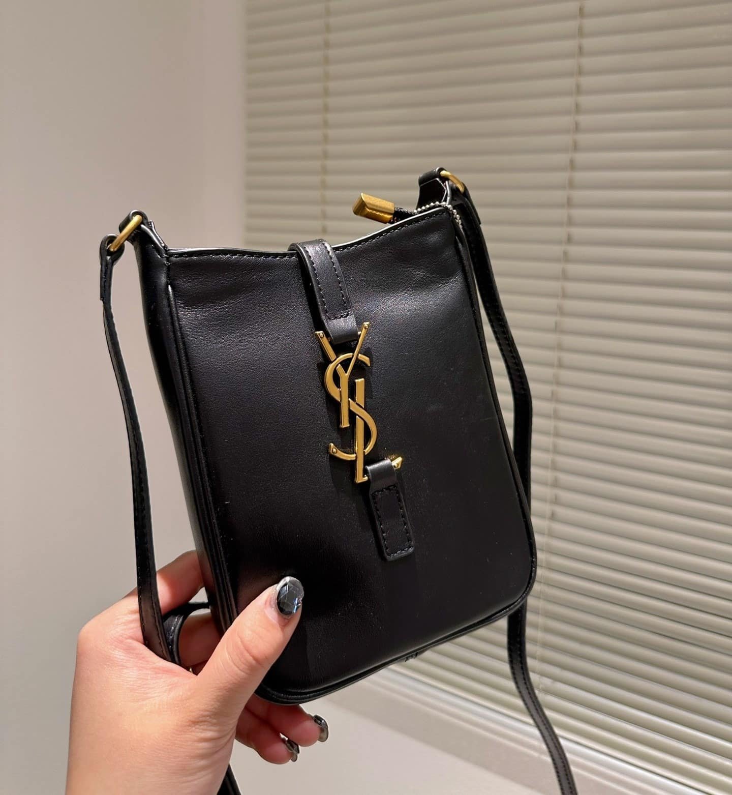Sa1nt Lau*nt Le 5 A 7 Mini Vertical Bag Black 18Cm