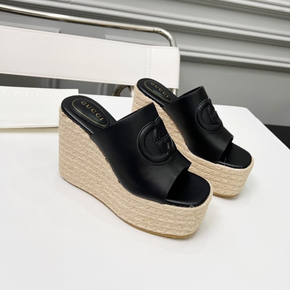 Gvc*1 Women’s Interlocking G Sandal Black