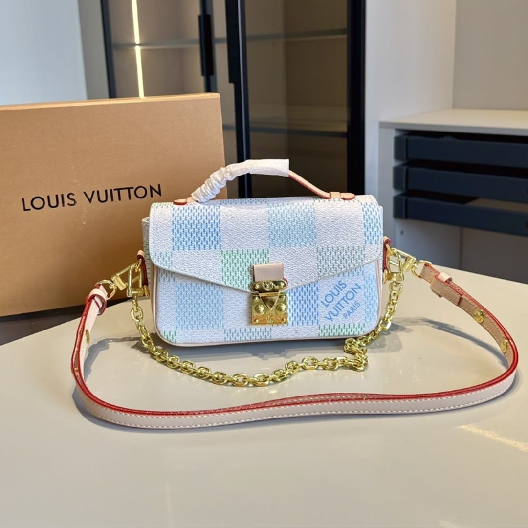 L0vis Vvtt0n Pochette Métis East West Damier Canvas Light Blue 21Cm