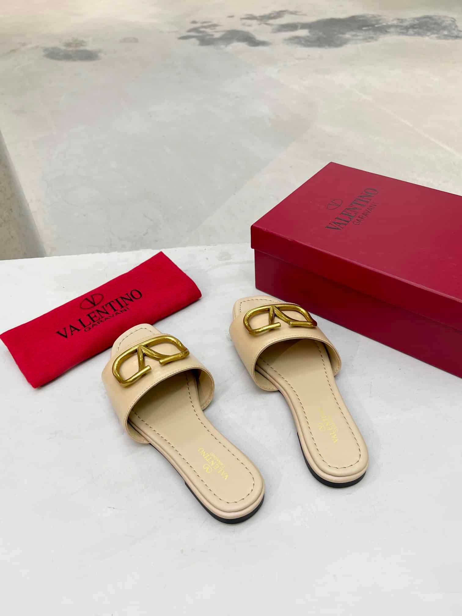 Va1e*ntin0 Garavani Vlogo Signature Slide Sandal Beige