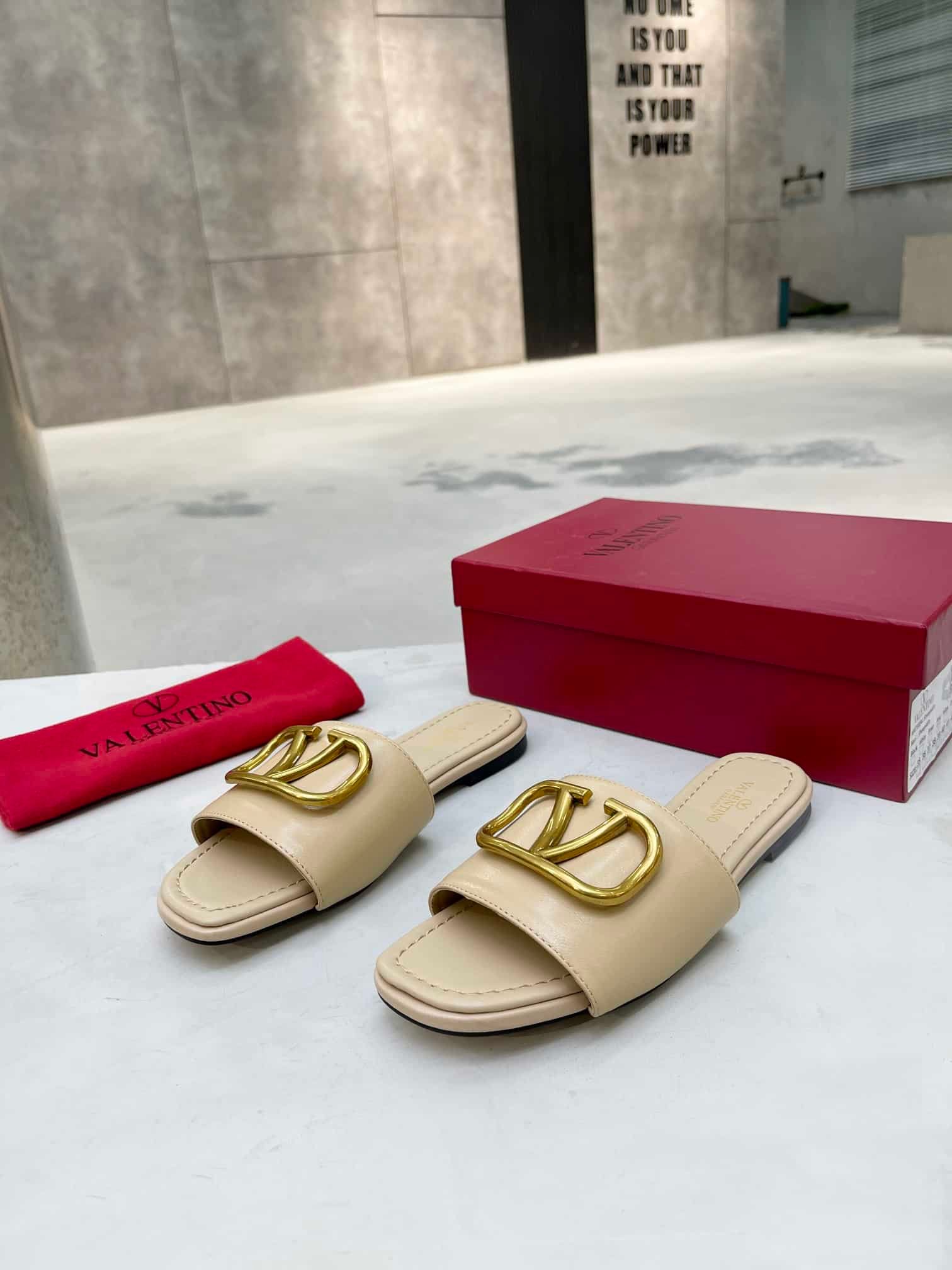 Va1e*ntin0 Garavani Vlogo Signature Slide Sandal Beige