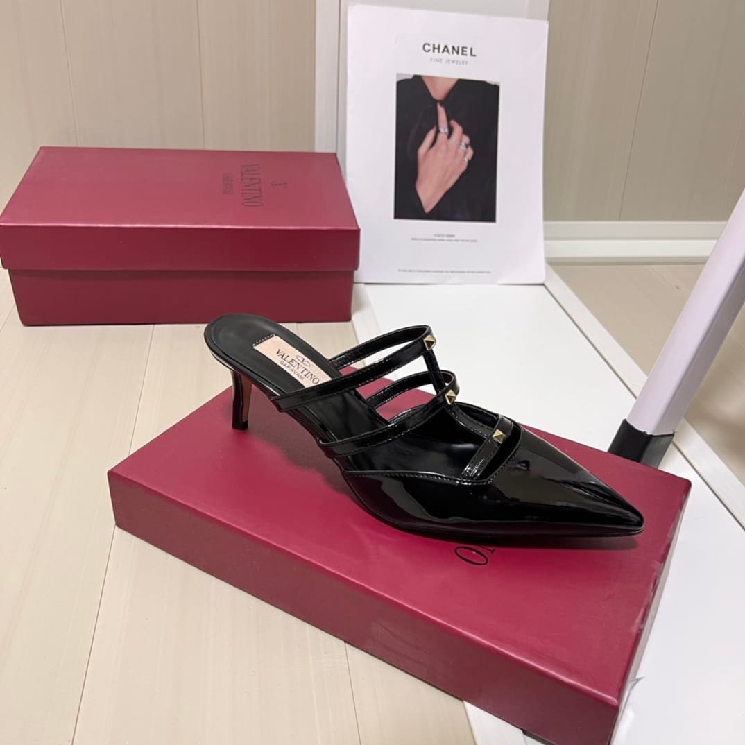 Va1e*ntin0 Garavani Rockstud Wispy Mule In Calfskin Black