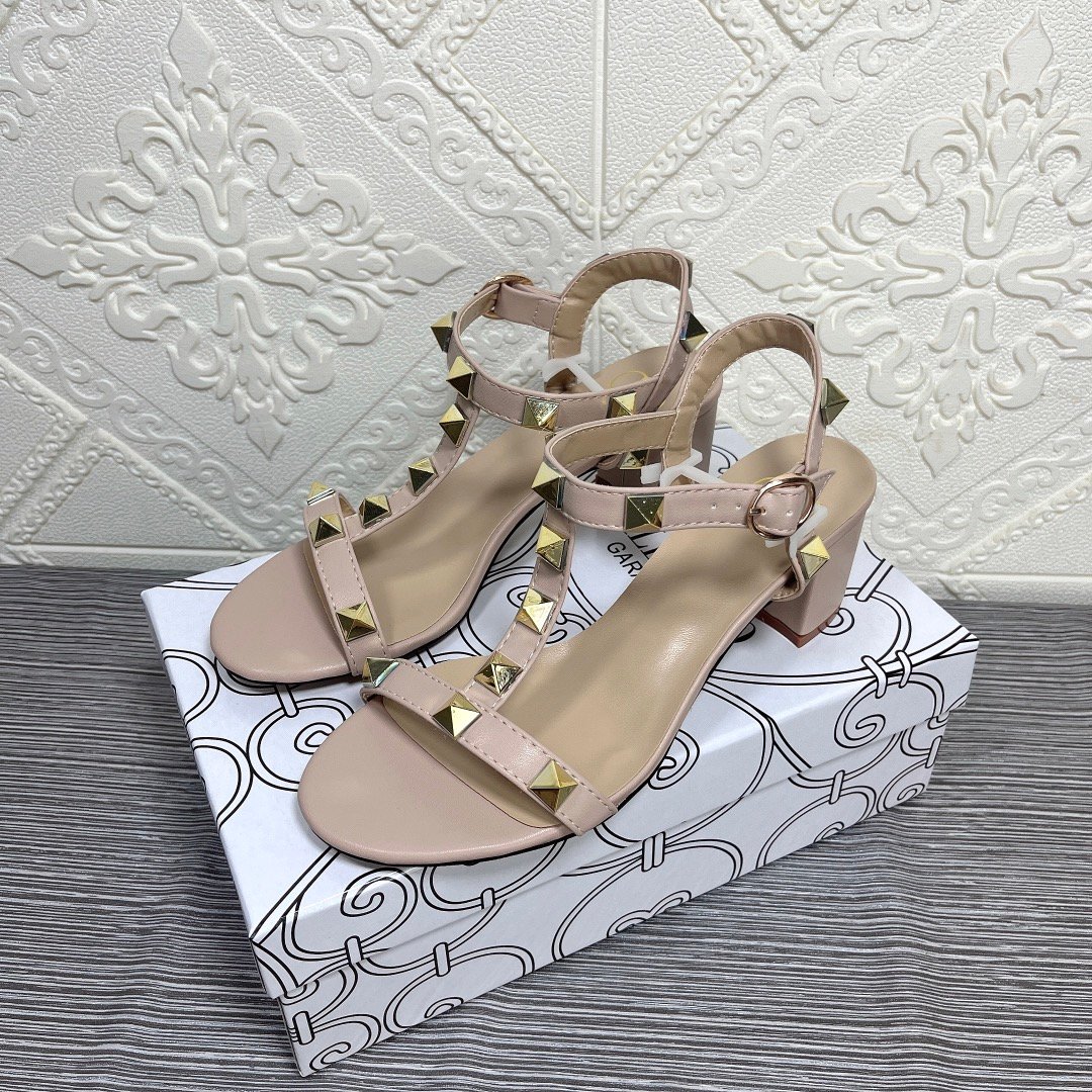 Va1e*ntin0 Garavani Rockstud Calfskin Leather Sandal Beige