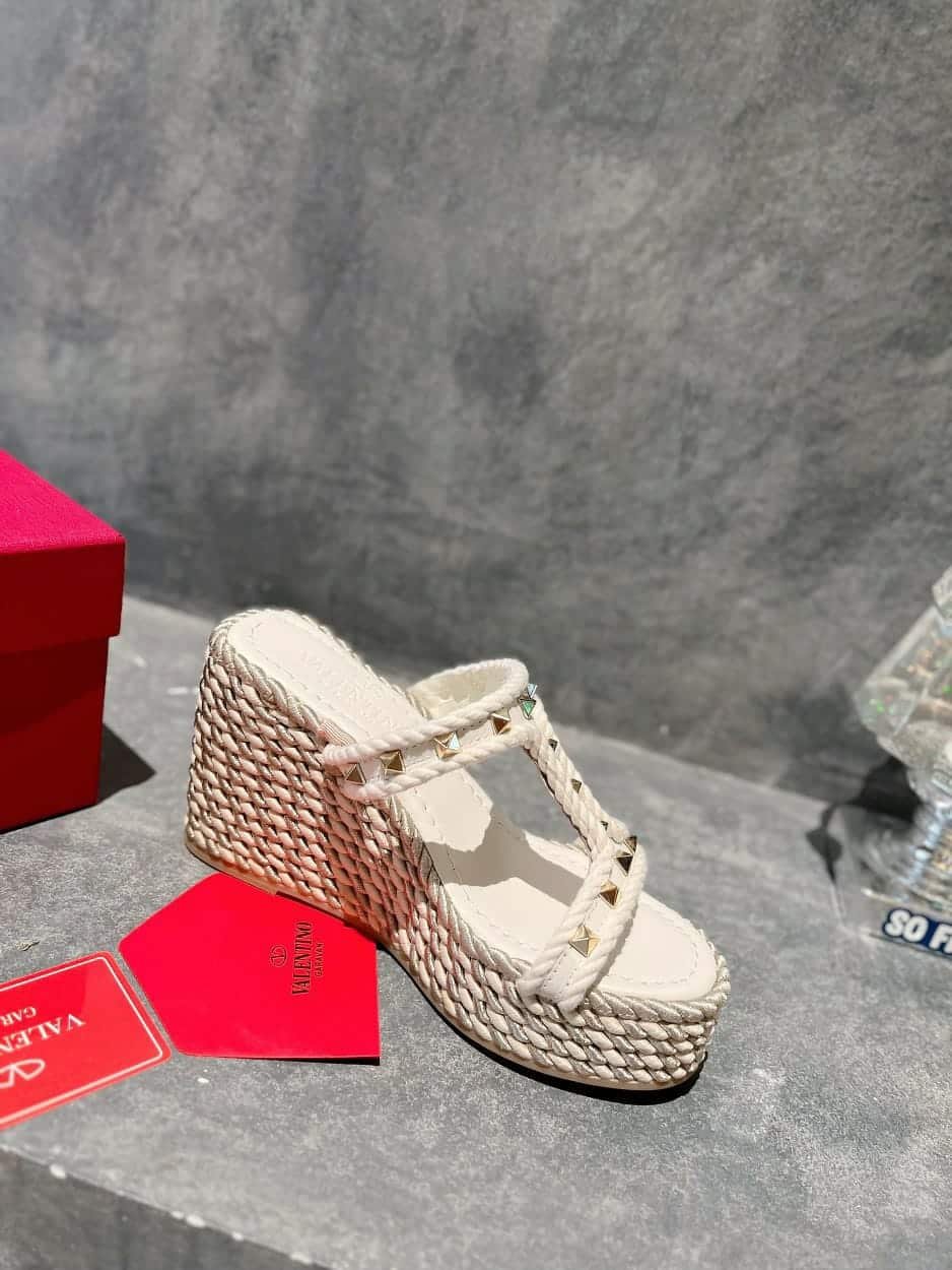 Va1e*ntin0 Rockstud Laminated Nappa Wedge Sandal Natural 4W2S0Gi5Dym Ybs