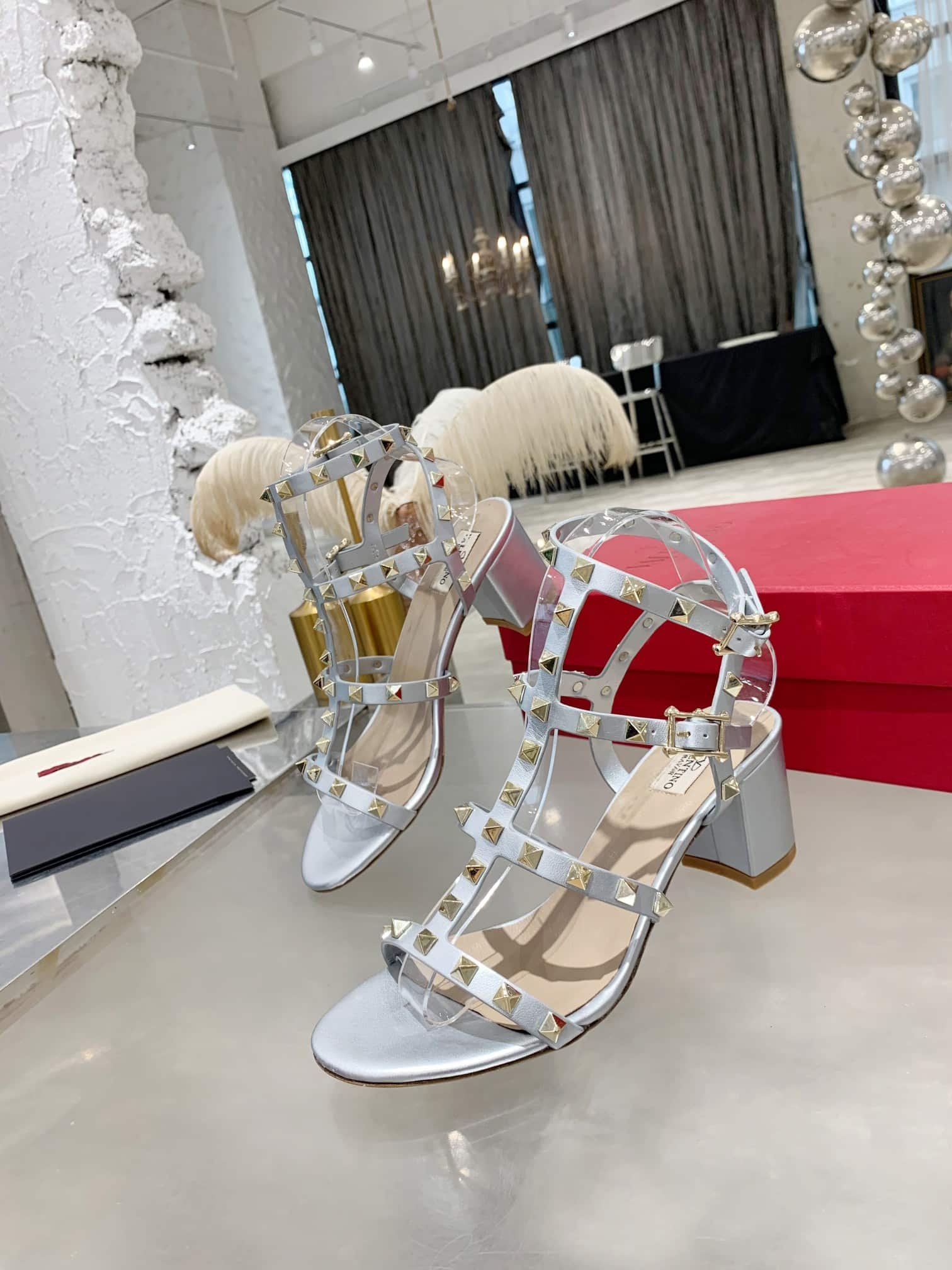 Va1e*ntin0 Garavani Rockstud Leather Sandals Silver