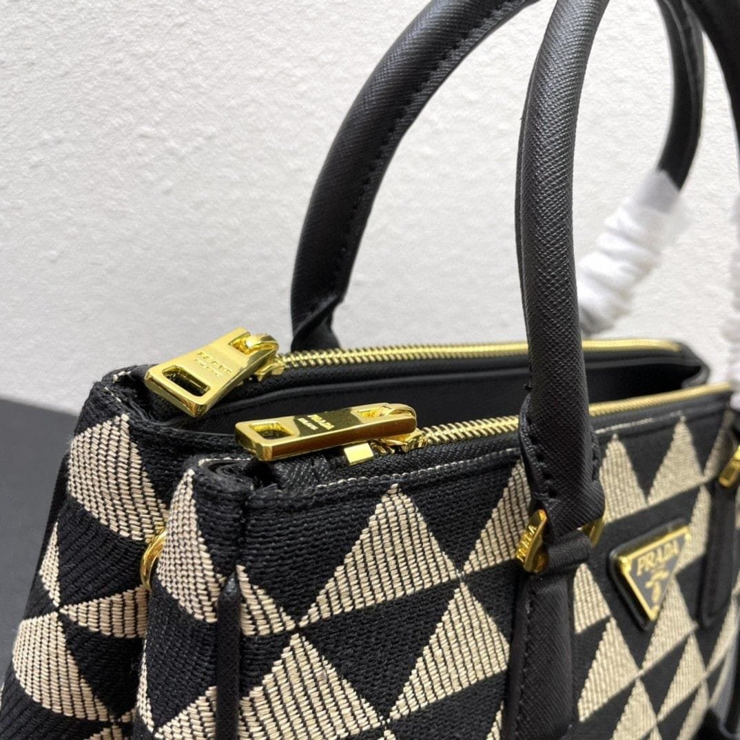 [S*per Vip 1:1] Pra*a Galleria Medium Symbole Embroidered Fabric Bag Black And Beige 28Cm 1Ba863 2Fkl F0Y30 V Ooo