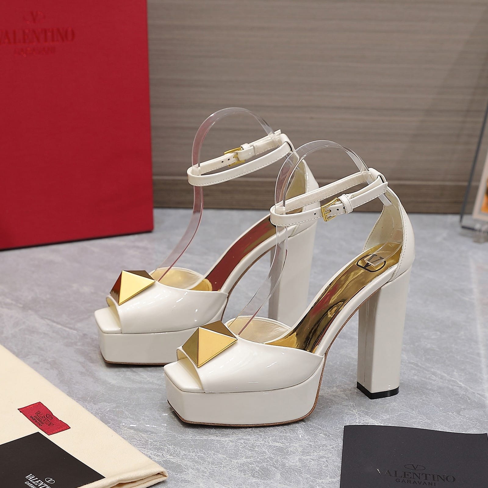 [S*per Vip 1:1] Va1e*ntin0 Garavani Open Toe Pump One Stud Platform Patent Leather White