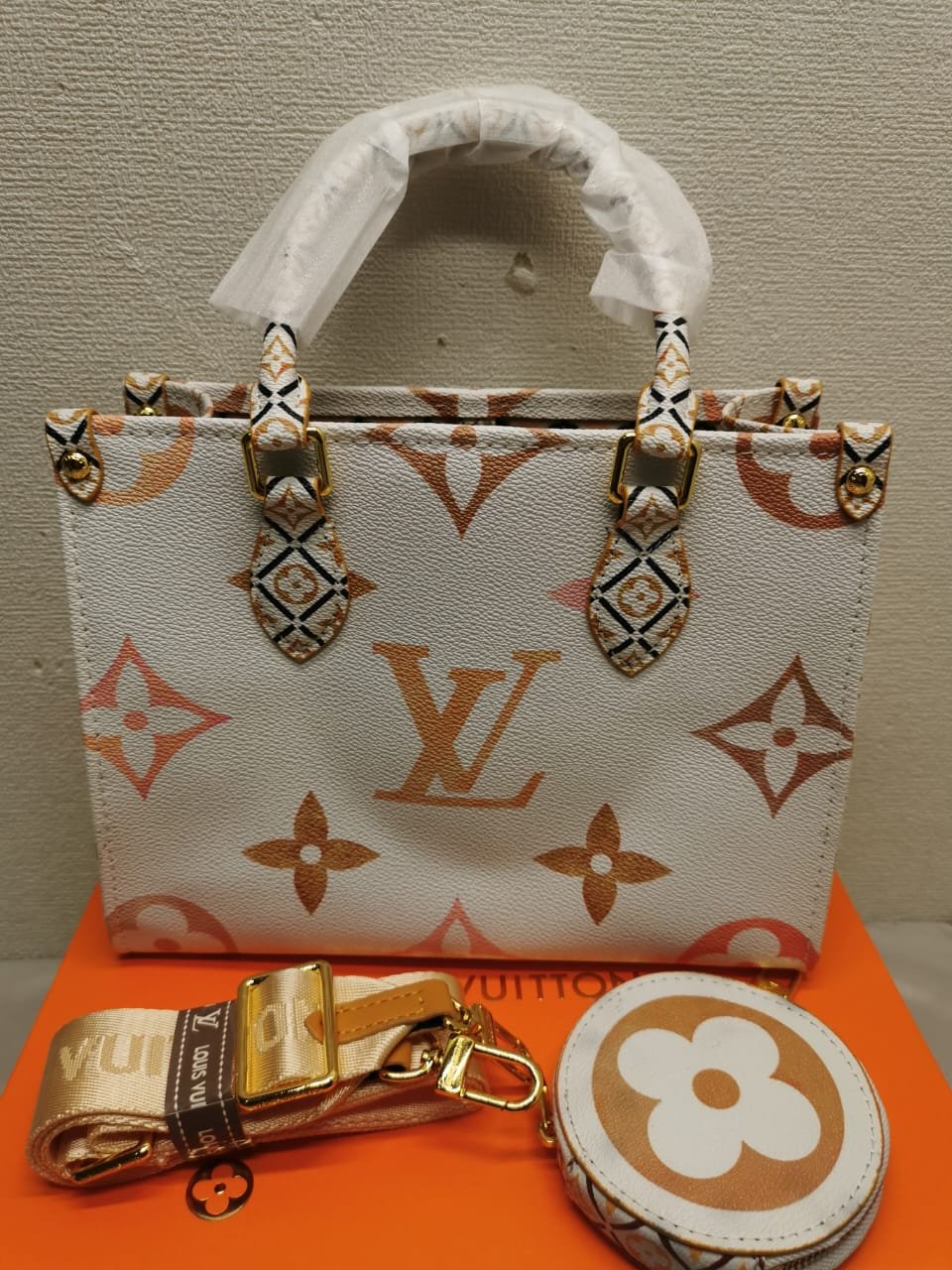 L0vis Vvtt0n Lv By The Pool Onthego PM Yellow 25Cm M22975